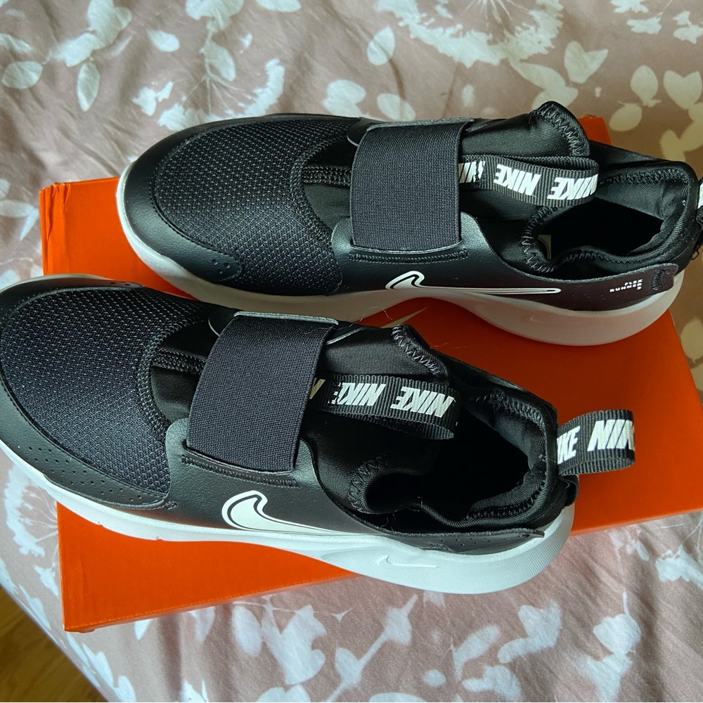 BRAND NEW Nike Flex Runner 3 Black and White
